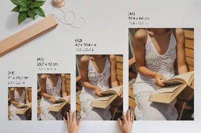 Stampa su tela donna con un libro seduta su una panchina di legno al sole