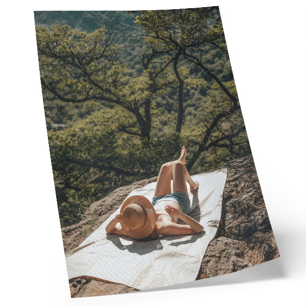Foto su tela Rilassarsi su una roccia, alberi verdi, cappello, natura