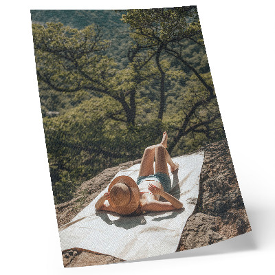 Foto su tela Rilassarsi su una roccia, alberi verdi, cappello, natura
