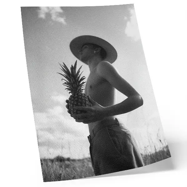 Stampa su tela cappello a figura monocromatica in un campo di ananas