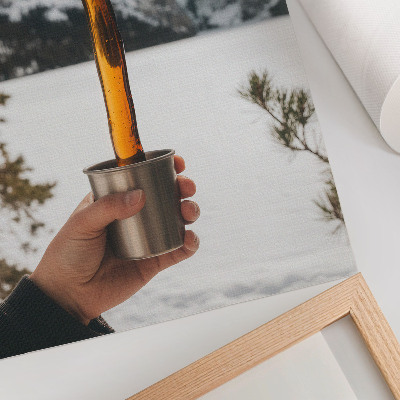 Foto su tela Tazza mano sostanza ambrata montagne neve