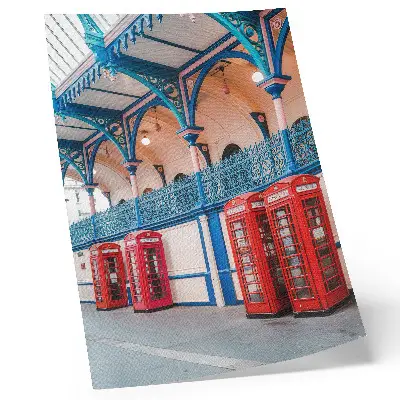 Poster cabine rosse, passaggio elegante e ricchi ornamenti