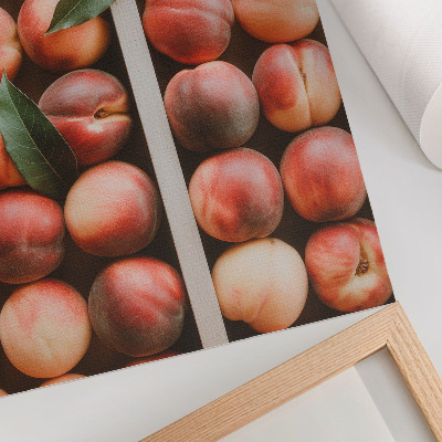 Poster Pesche con foglie in una scatola di legno
