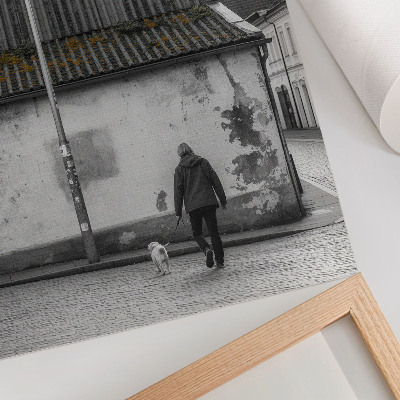 Poster Una persona con un cane davanti a un vecchio edificio