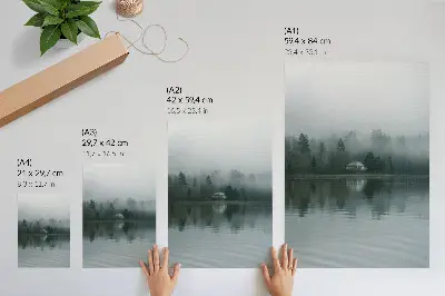Poster paesaggio tranquillo con nebbia, alberi, casa e riflesso