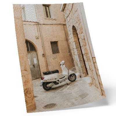 Stampa su tela Una strada affascinante con muri beige e uno scooter bianco
