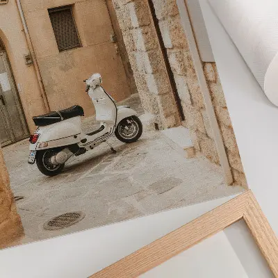 Stampa su tela strada suggestiva con pareti beige e scooter bianco