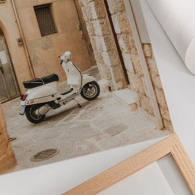 Stampa su tela Una strada affascinante con muri beige e uno scooter bianco