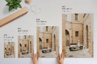 Stampa su tela Una strada affascinante con muri beige e uno scooter bianco