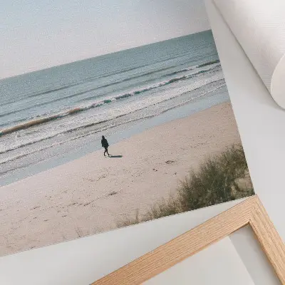 Stampa su tela spiaggia con mare calmo e cielo blu in stile minimalista