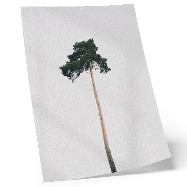 Poster albero solitario su sfondo chiaro in stile minimalista