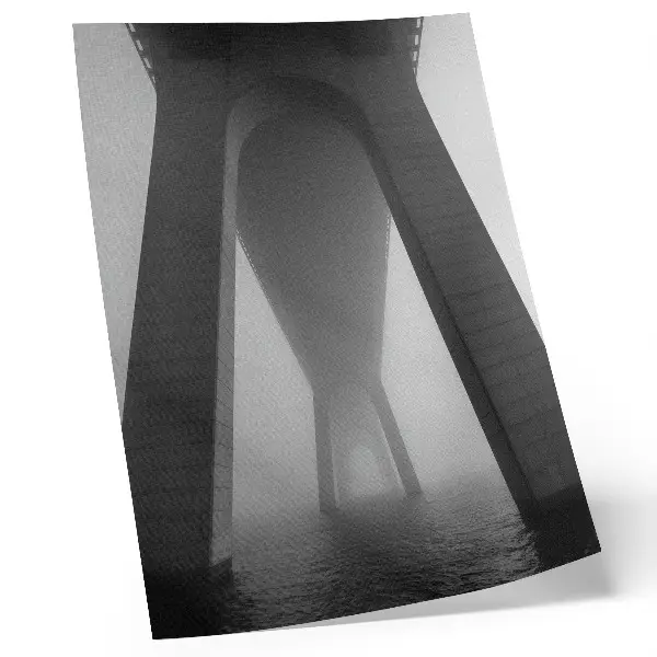 Stampa su tela costruzione di un ponte avvolto dalla nebbia vicino all'acqua