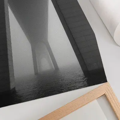 Stampa su tela costruzione di un ponte avvolto dalla nebbia vicino all'acqua