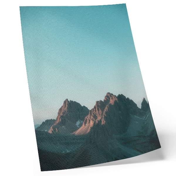 Foto su tela Montagne imponenti sotto un cielo azzurro brillante