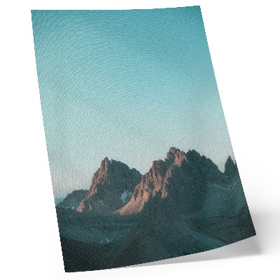 Foto su tela Montagne imponenti sotto un cielo azzurro brillante