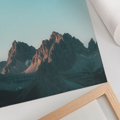 Foto su tela Montagne imponenti sotto un cielo azzurro brillante