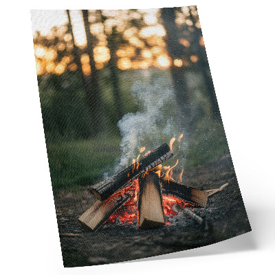Poster Un falò sullo sfondo di una foresta e del fumo