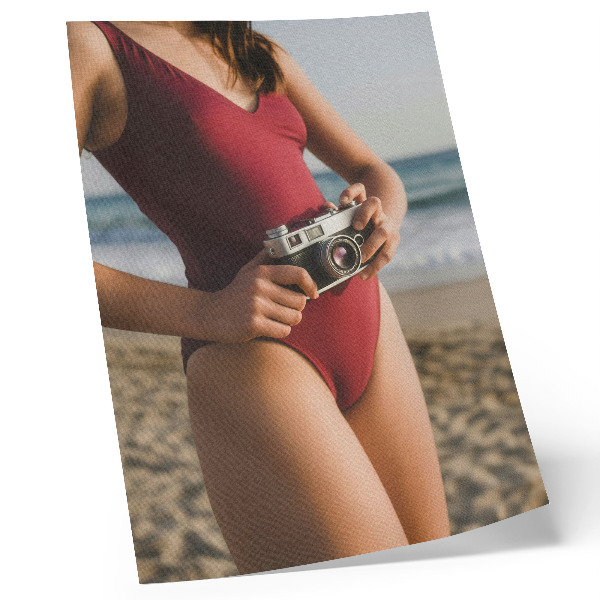 Poster Atmosfera da spiaggia, abito bordeaux, macchina fotografica, fotografia