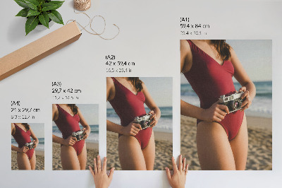 Poster Atmosfera da spiaggia, abito bordeaux, macchina fotografica, fotografia