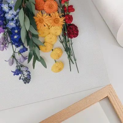 Poster fiori in fila verticale con colori vivaci che richiamano l'armonia della natura