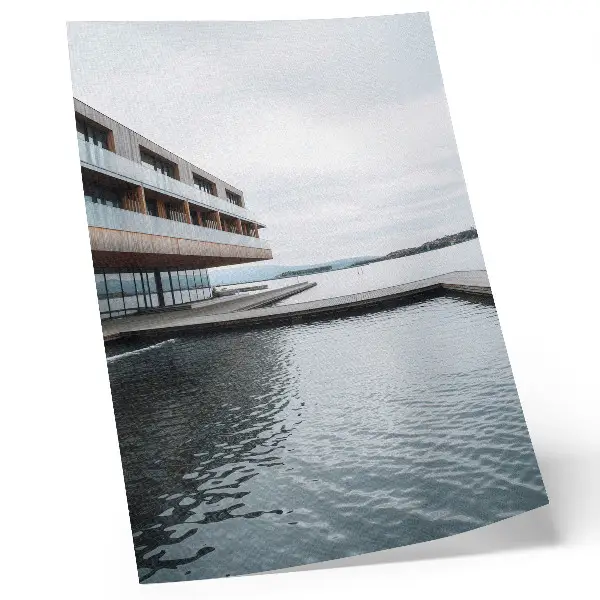 Foto su tela edificio moderno in riva all'acqua con architettura minimalista in legno e vetro