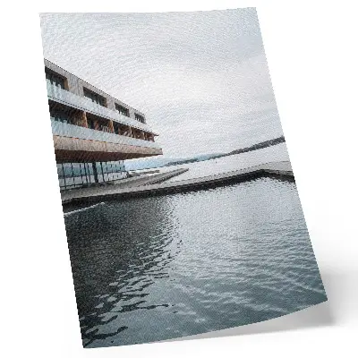 Foto su tela edificio moderno in riva all'acqua con architettura minimalista in legno e vetro
