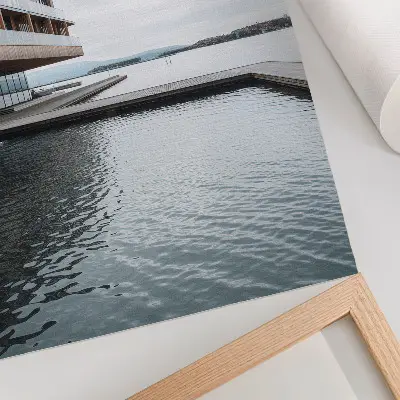 Foto su tela edificio moderno in riva all'acqua con architettura minimalista in legno e vetro