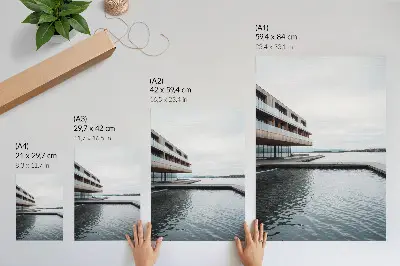 Foto su tela edificio moderno in riva all'acqua con architettura minimalista in legno e vetro