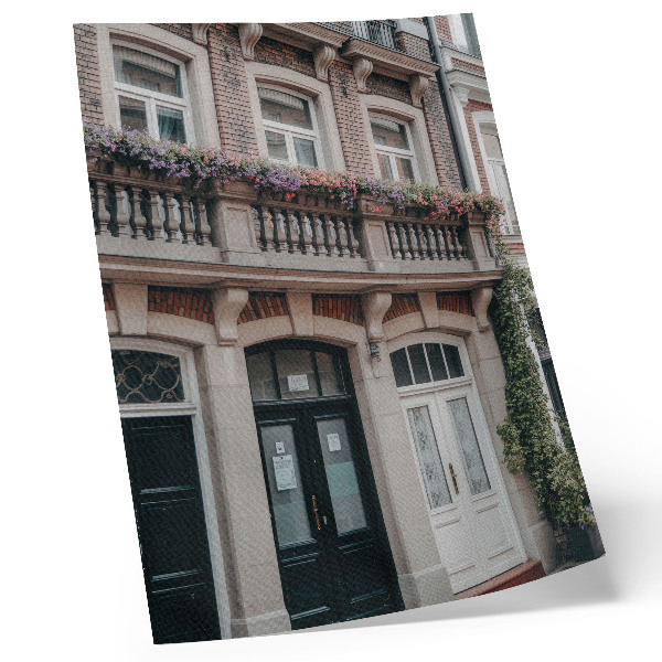 Poster Fiori sul balcone, facciata in mattoni, stile classico