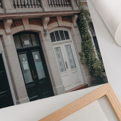 Poster Fiori sul balcone, facciata in mattoni, stile classico
