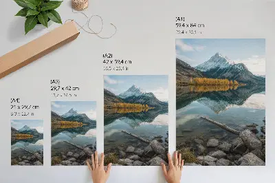 Poster paesaggio naturale con montagne e alberi che si riflettono sul lago
