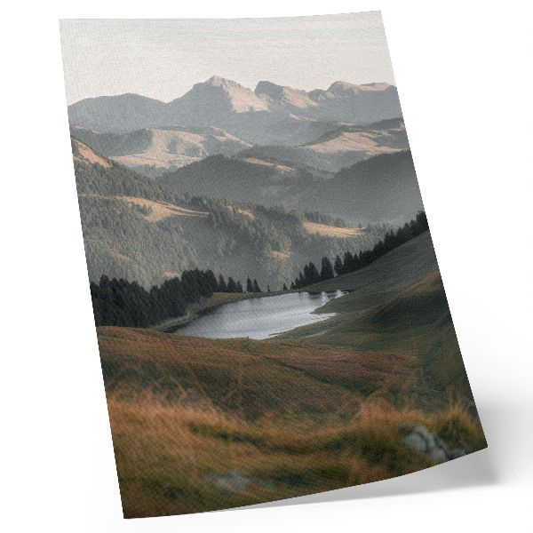 Foto su tela Colline, lago e montagne sullo sfondo in perfetta armonia