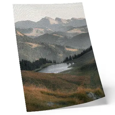 Foto su tela paesaggio armonioso con colline, lago e montagne