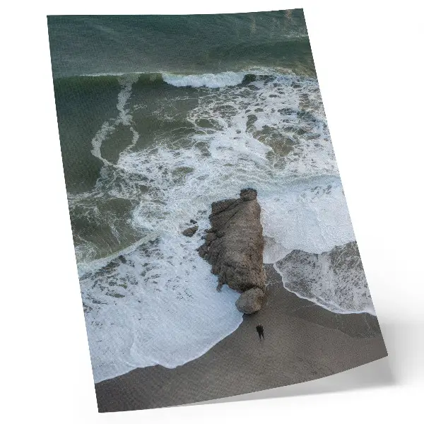 Poster costa rocciosa con onde dell'oceano e acqua verde