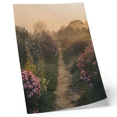 Foto su tela incantevoli fiori lungo il sentiero del giardino con nebbia mattutina