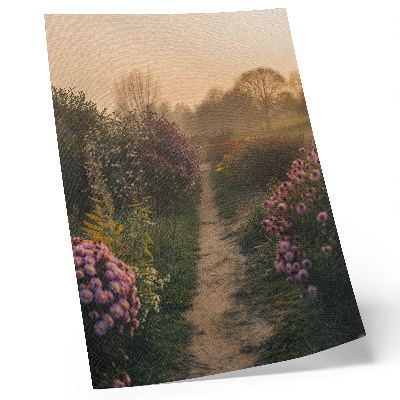 Foto su tela Incantevoli fiori lungo il sentiero del giardino, nebbia mattutina