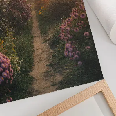Foto su tela incantevoli fiori lungo il sentiero del giardino con nebbia mattutina
