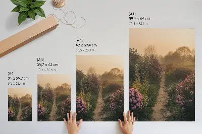 Foto su tela incantevoli fiori lungo il sentiero del giardino con nebbia mattutina