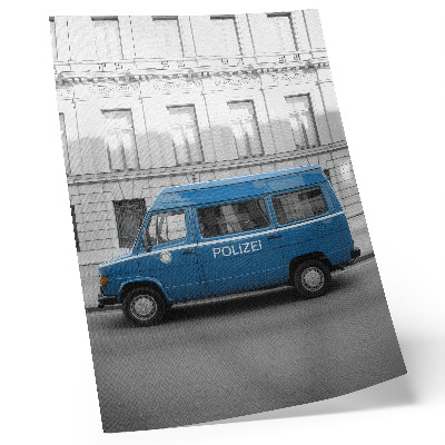 Stampa su tela Un'auto della polizia blu con un edificio sullo sfondo.