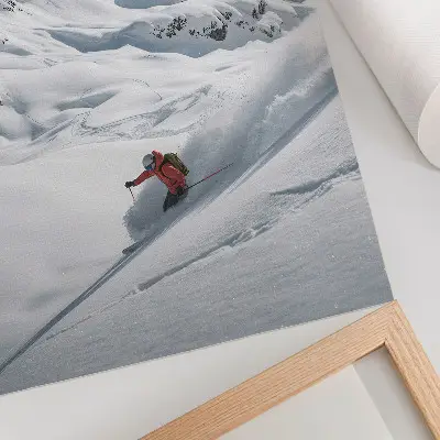 Poster sciatore in azione tra montagne innevate e cielo blu
