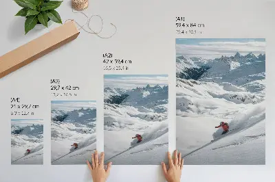 Poster sciatore in azione tra montagne innevate e cielo blu