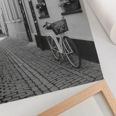 Foto su tela strada con case popolari, fiori e bicicletta in bianco e nero