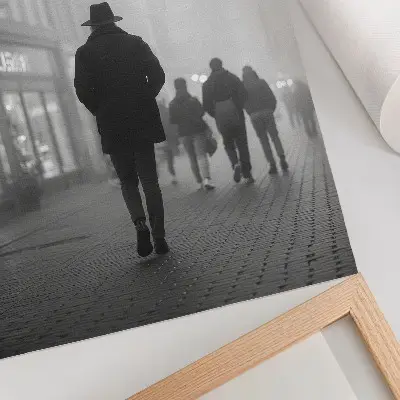Poster figura con cappello, nebbia e ombrelli in un'atmosfera misteriosa