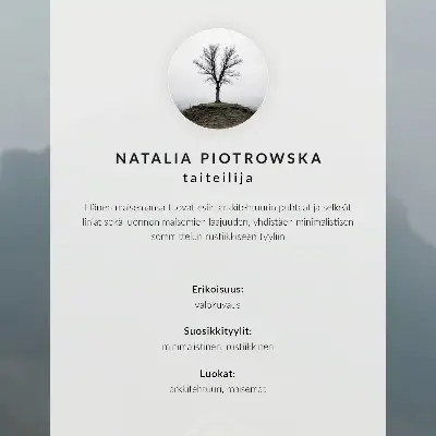 Stampa su tela casa gialla con montagne nebbiose e atmosfera tranquilla