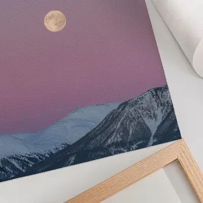 Poster paesaggio montano al crepuscolo con luna e cielo dai colori pastello
