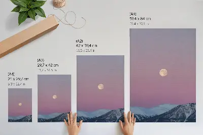 Poster paesaggio montano al crepuscolo con luna e cielo dai colori pastello