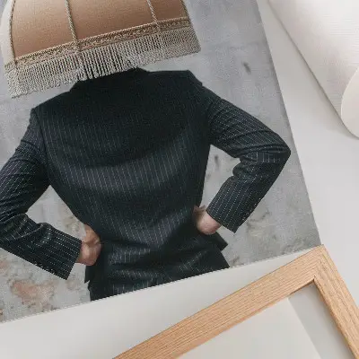 Stampa su tela con soggetto un paralume raffinato, un abito elegante e un contrasto di texture