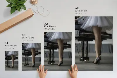 Poster ballerina al pianoforte che esprime eleganza e delicatezza