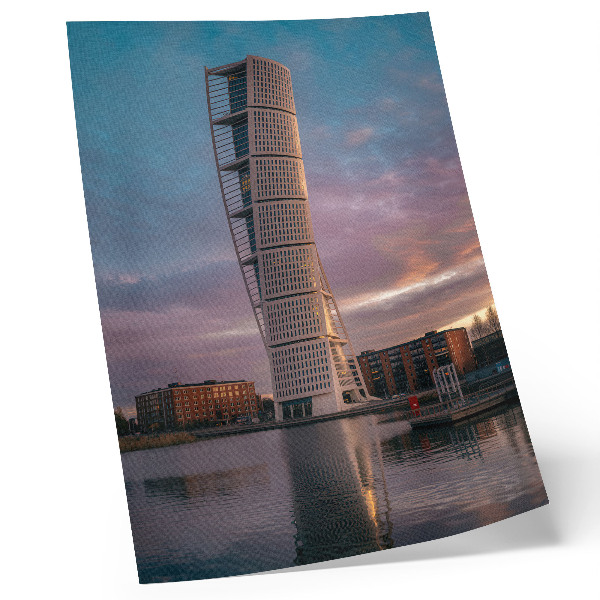 Poster Una torre moderna sullo sfondo del tramonto.