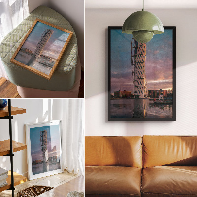 Poster Una torre moderna sullo sfondo del tramonto.